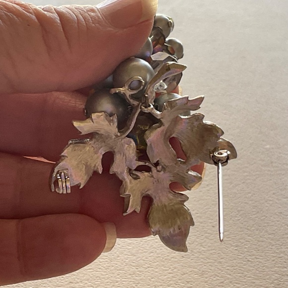 Vtg Brooch Silvertone Grape Cluster gray pearl beads iridescent beads 2.5” - Picture 5 of 9